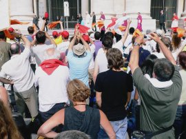 folla festante in
Piazza San Pietro
(20145 bytes)
